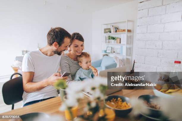 drukke ochtenden samen - home family stockfoto's en -beelden