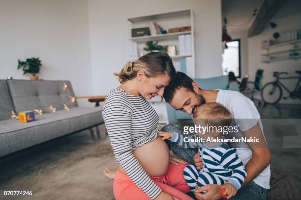 wo ist das baby versteckt? - two parents stock-fotos und bilder