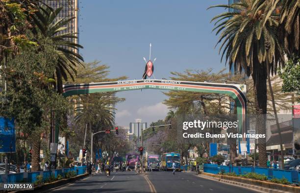 nairobi's kenyatta avenue. - kenya flag photos et images de collection