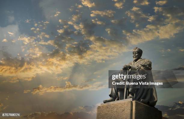 jomo kenyatta statue in nairobi. - jomo kenyatta photos et images de collection