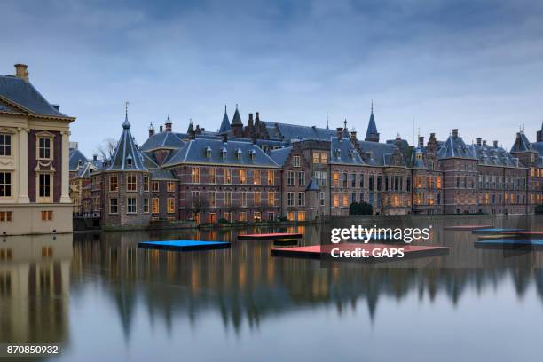 verlichte parlementsgebouwen in den haag in de schemering - mauritshuis stockfoto's en -beelden