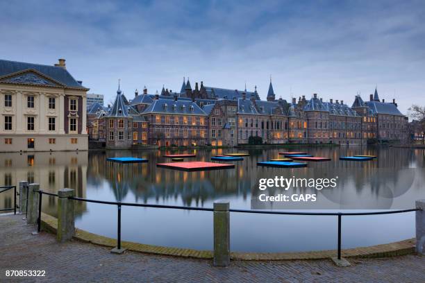 verlichte parlementsgebouwen in den haag in de schemering - mauritshuis stockfoto's en -beelden