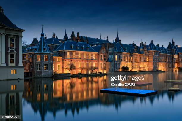 verlichte parlementsgebouwen in den haag in de schemering - mauritshuis stockfoto's en -beelden