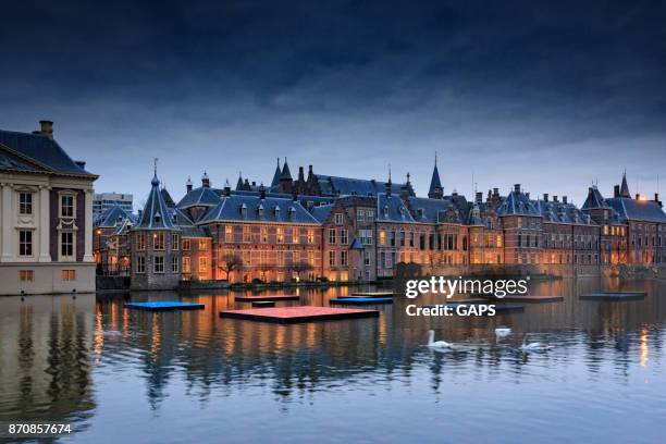 verlichte parlementsgebouwen in den haag in de schemering - mauritshuis stockfoto's en -beelden