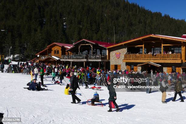 toeristen en skiërs tegenover een theehuis - bansko stockfoto's en -beelden