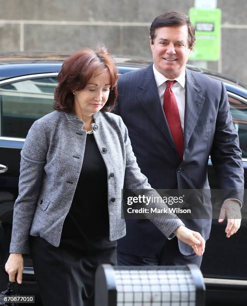 Former Trump campaign manager Paul Manafort and his wife Kathleen arrive at the Prettyman Federal Courthouse for a bail hearing November 6, 2017 in...