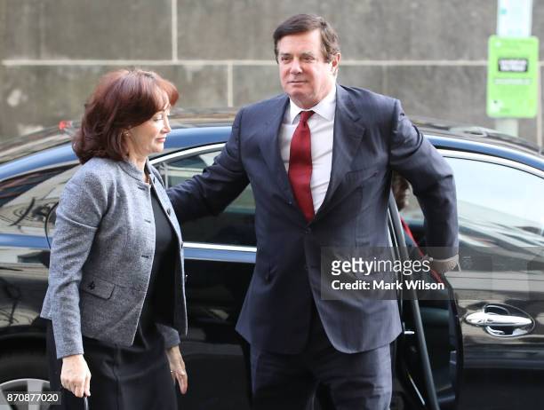 Former Trump campaign manager Paul Manafort and his wife Kathleen arrive at the Prettyman Federal Courthouse for a bail hearing November 6, 2017 in...