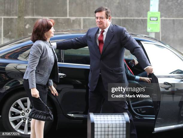 Former Trump campaign manager Paul Manafort and his wife Kathleen arrive at the Prettyman Federal Courthouse for a bail hearing November 6, 2017 in...