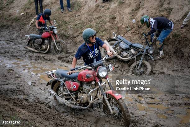 Gia Huu , a Minsk motorcyclist who drove over 1000 kilometers from Pleiku to Hanoi to attend the of-road tournament, tries try to get over the dirt...