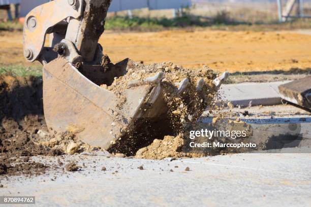 tierra de excavación de tierra mover cubo - pala-parte-de-un-vehículo fotografías e imágenes de stock