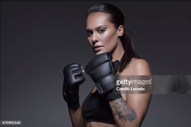 schöne brünette kämpferin posieren für potrait - mixed martial arts stock-fotos und bilder
