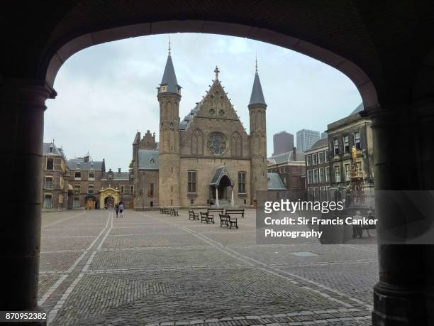 medieval 'ridderzaal' facade as seen from the binnenhof's (dutch parliament) internal arches at dusk in the hague, the netherlands - binnenhof 個照片及圖片檔