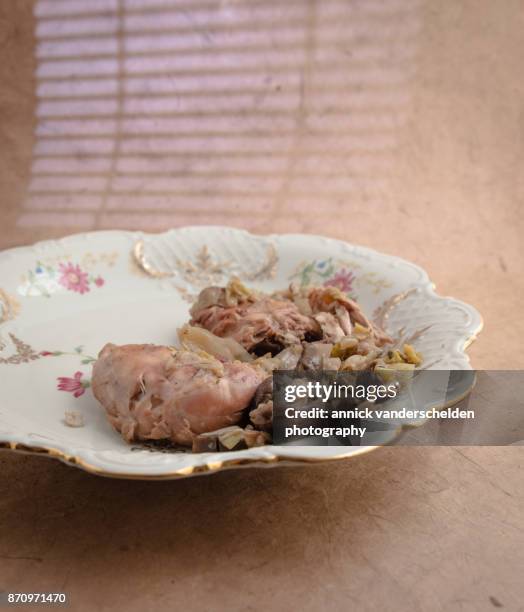 coq au vin. - coq au vin stock-fotos und bilder