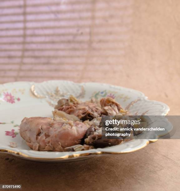 coq au vin. - coq au vin stock-fotos und bilder