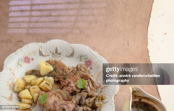 coq au vin, potatoes and sauce. - coq au vin stock-fotos und bilder