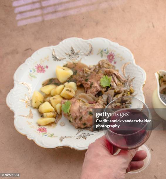 coq au vin with potatoes, sauce and red wine. - coq au vin stock-fotos und bilder