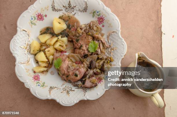 coq au vin, potatoes and sauce. - coq au vin stock-fotos und bilder