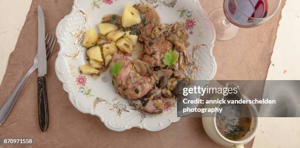 coq au vin with potatoes, sauce and red wine. - coq au vin stock-fotos und bilder