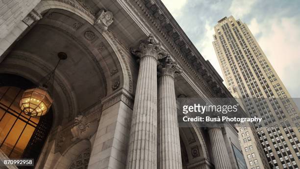 main entrance of the new york public library, along 5th avenue in midtown manhattan, new york city - neo classical 個照片及圖片檔