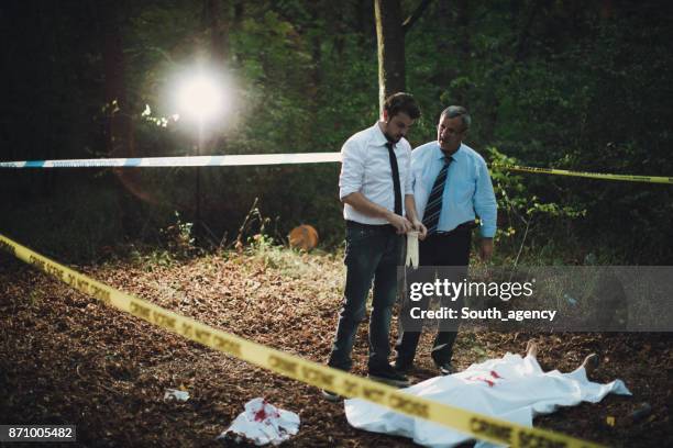 detectives looking for evidence - dead body blood stock pictures, royalty-free photos & images