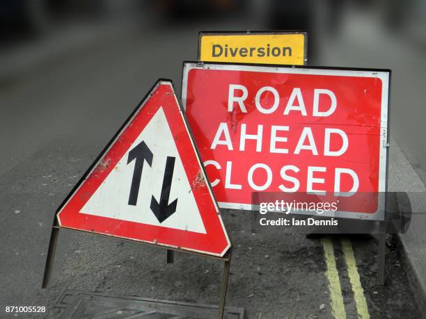 road ahead closed sign and two way traffic sign - road construction fotografías e imágenes de stock