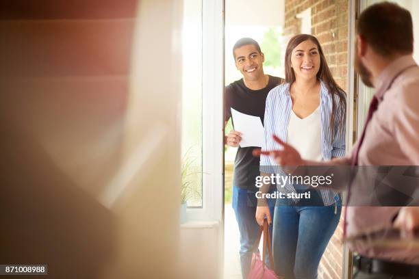 ver casa abierta - visita de inmuebles en venta fotografías e imágenes de stock