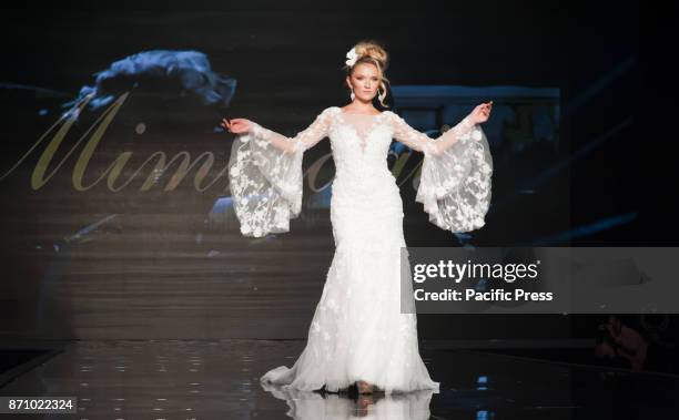On stage at the All Bridal Show at the Overseas Exhibition, they took off the wedding dresses of Mimma Giò stiletto Neapolitan and Stella White with...
