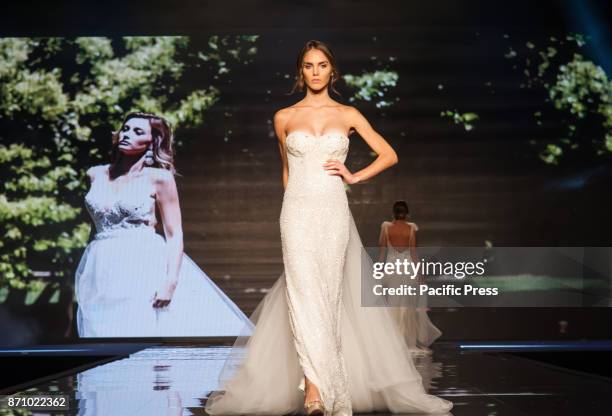 On stage at the All Bridal Show at the Overseas Exhibition, they took off the wedding dresses of Mimma Giò stiletto Neapolitan and Stella White with...