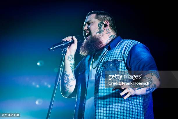 British Ragman Rory Graham Aka Ragnbone Man Photos and Premium High Res Pictures ...