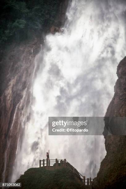 a tourist happy under chiflón waterfall in chiapas,  brief code 775071365 - southern european descent fotografías e imágenes de stock