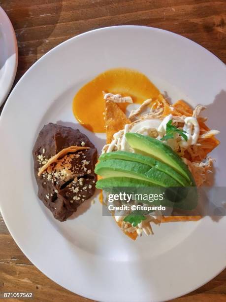 mexican tasty chilaquiles - chilaquiles fotografías e imágenes de stock