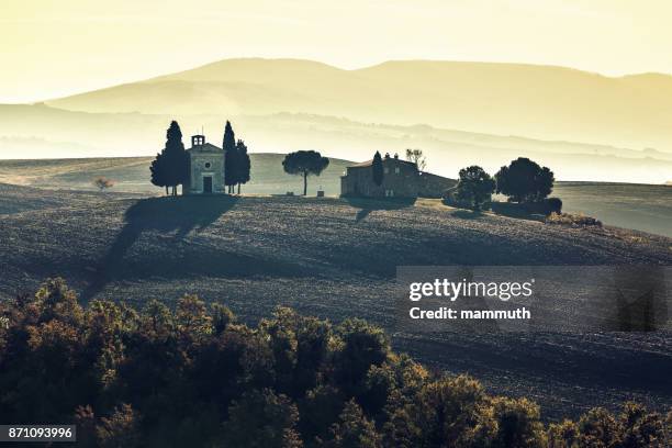 paisagem na toscana com a capella di vitaleta - capella di vitaleta - fotografias e filmes do acervo