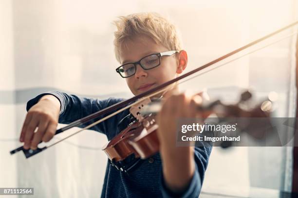 小さな少年練習ヴァイオリン - violin ストックフォトと画像