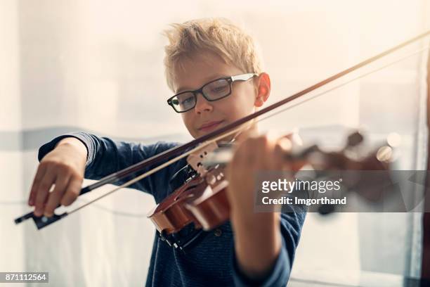 小男孩練習小提琴 - violin 個照片及圖片檔