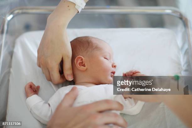 a newborn and his parents at the maternity ward - bracelet d'identification photos et images de collection
