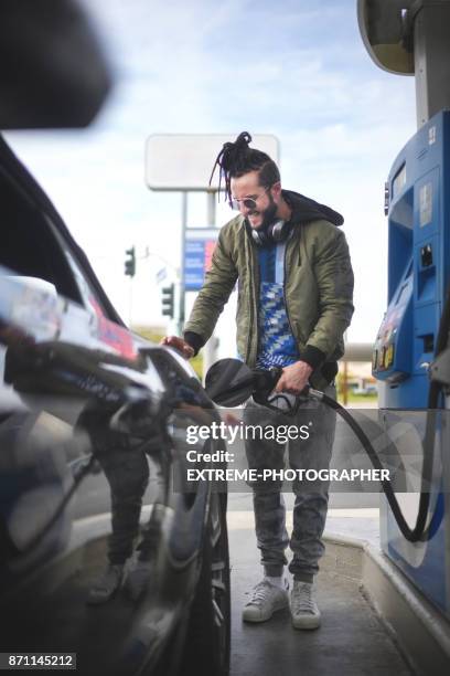 mann an der tankstelle - elektro auto stock-fotos und bilder