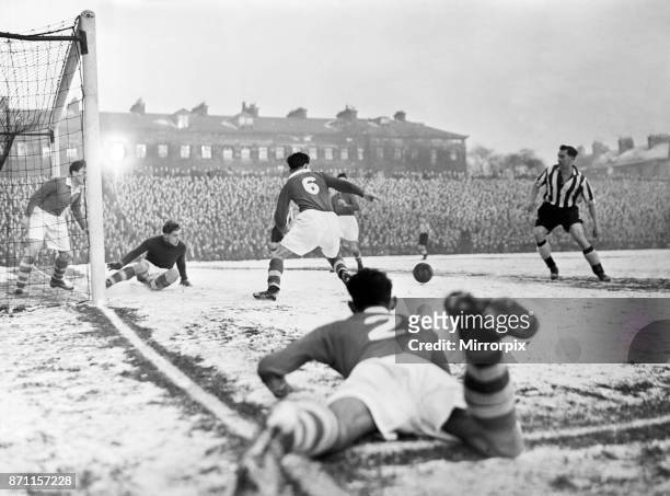 English League Division One match at St James Park. Newcastle United 6 v Charlton Athletic 0. Jackie Milburn makes a lone raid on the Charlton goal...