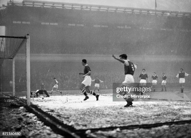 Rain, sleet and fog accompanied the match at Highbury today when the 'Gunners' beat Chelsea 2 - 0, Division 1. Played at Highbury Stadium, London,...