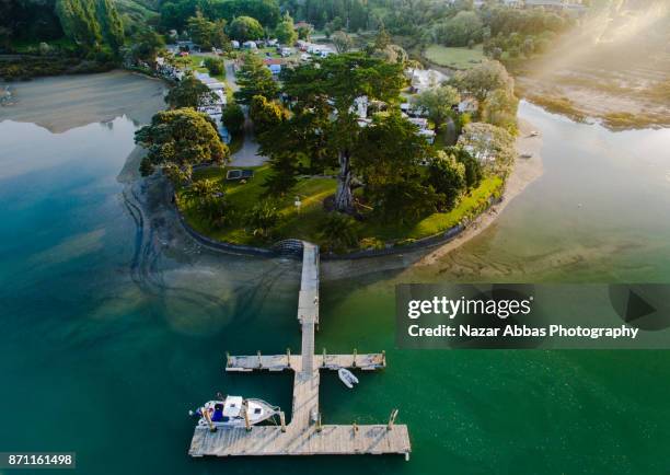 overhead view of jetty with boat parked. - waitemata harbor stock pictures, royalty-free photos & images