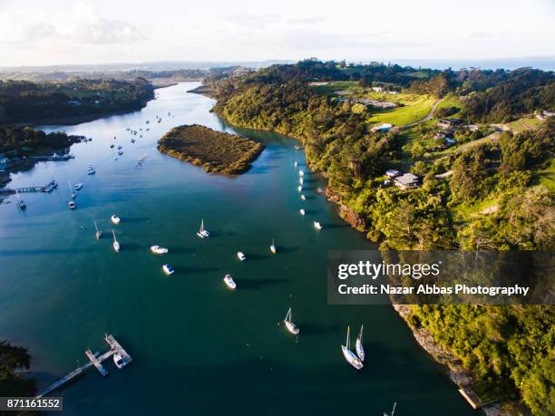 overhead view of marina with boats parked in it. - auckland foto e immagini stock