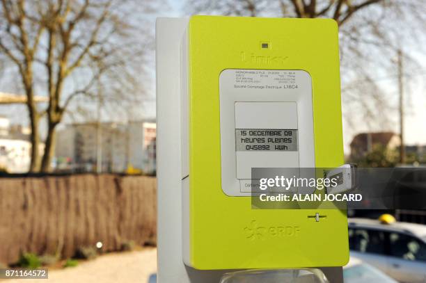 Linky+, le nouveau compteur électrique +communicant+ pour les foyers"- Photo prise le 18 mars 2009 à Tours, du nouveau compteur électronique...