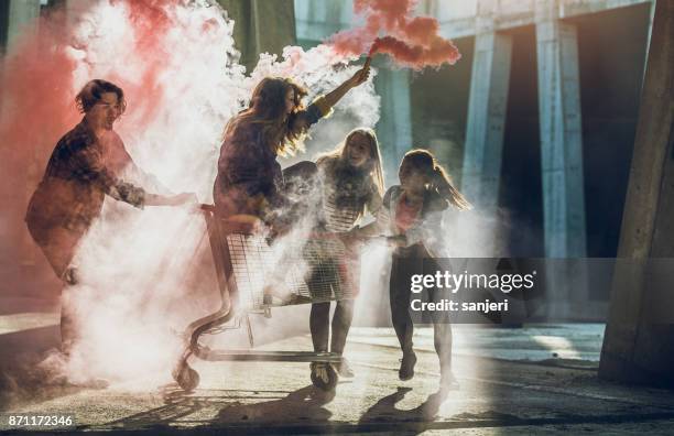 groep tieners opknoping - opstand stockfoto's en -beelden