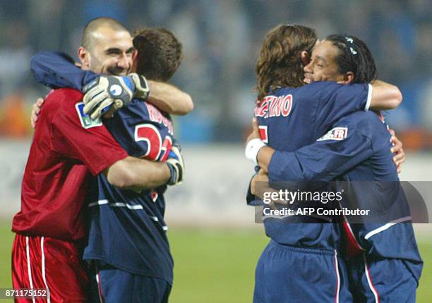 Les joueurs parisiens, Jérome Alonzo, Christobal Parralo, Mauricio Pochettino et Ronaldinho se congratulent après la victoire de leur équipe par 3-0...