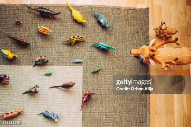 dinosaurier und rentier - toy animal stock-fotos und bilder