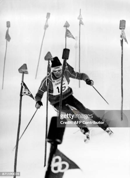 Jean-Claude Killy, remporte la médaille d'or au slalom spécial des Jeux Olympiques d'hiver à Grenoble, le 17 février 1968, devant Herbert Huber et...