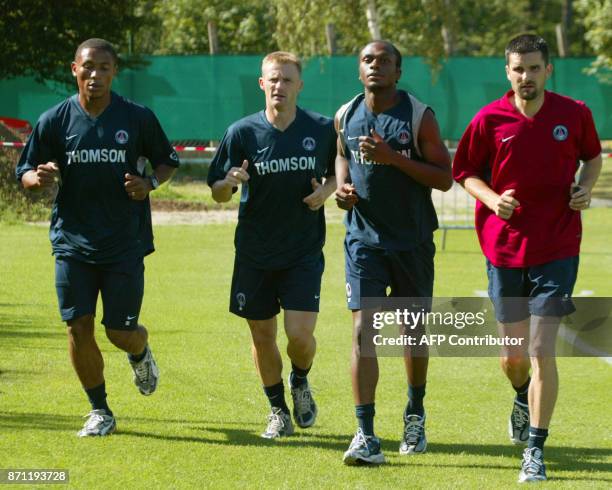 Les défenseurs José Pierre-Fanfan, Lionel Potillon, Chiguy Lucau et le préparateur sportif Cyril Moine participent, le 22 juillet 2003 au camp des...