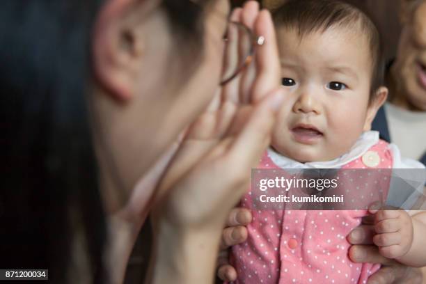 junge japanische mutter und baby-mädchen - gesicht verstecken stock-fotos und bilder