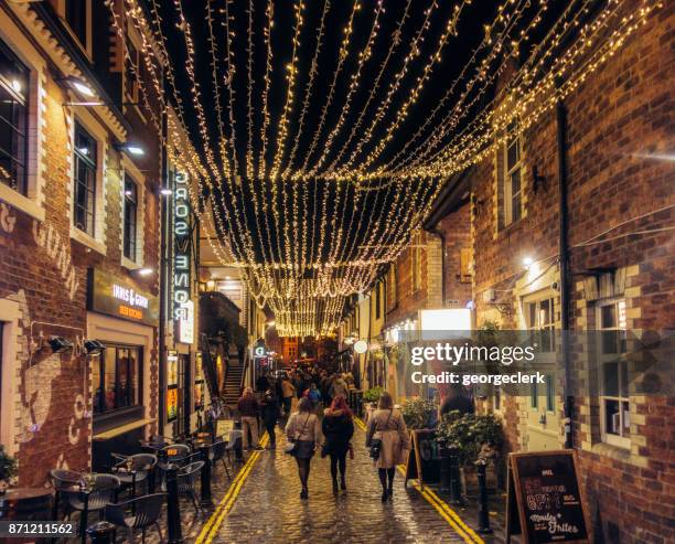 ashton lane in het west end van glasgow - glasgow scotland stockfoto's en -beelden