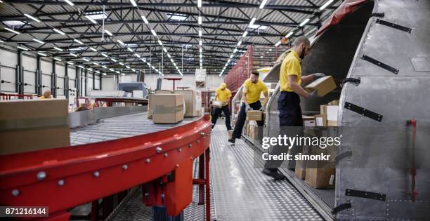 cajas en cinta transportadora - enviar actividad fotografías e imágenes de stock