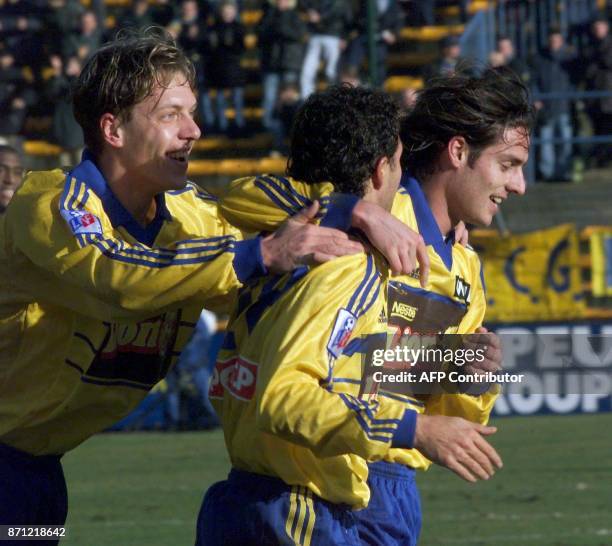 Les Gueugnonnais Didier Neumann , Marcelo Luis Trapasso et Didier Chabert laissent éclater leur joie après le premier but, le 19 février 2000 à...